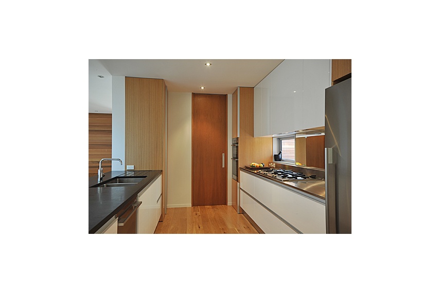 Westmere Kitchen – ¼ cut American oak, Designatek doors, drawers, stainless steel, granite benches