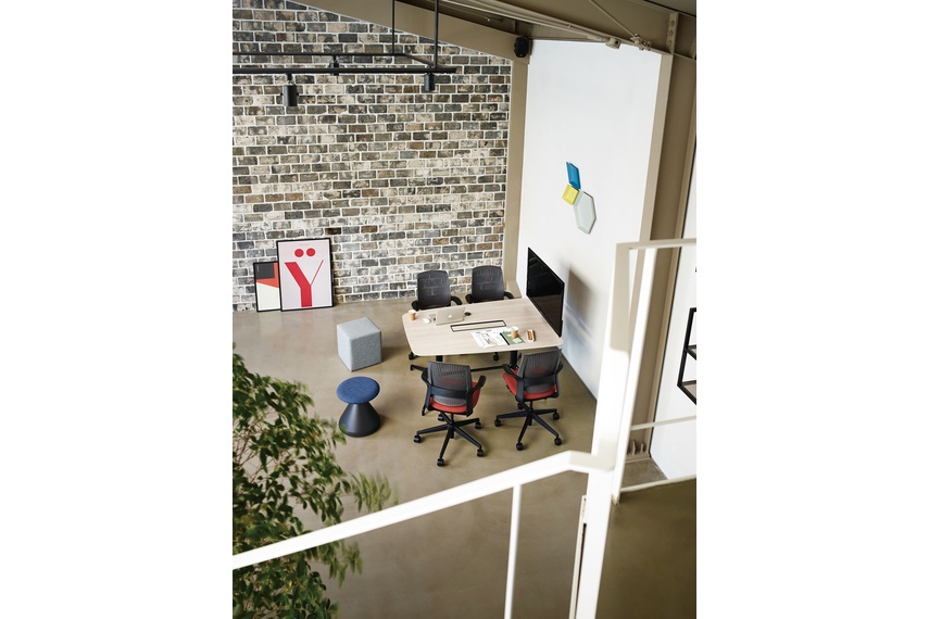 BeConn table with screen, Flight chairs & BeConn swivel stools.