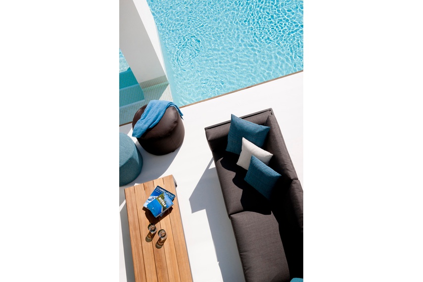 A subtle frame with attractive, curved armrests.