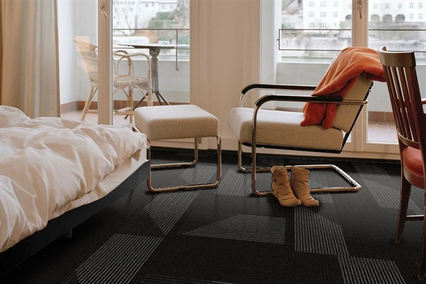 Oblique carpet tile