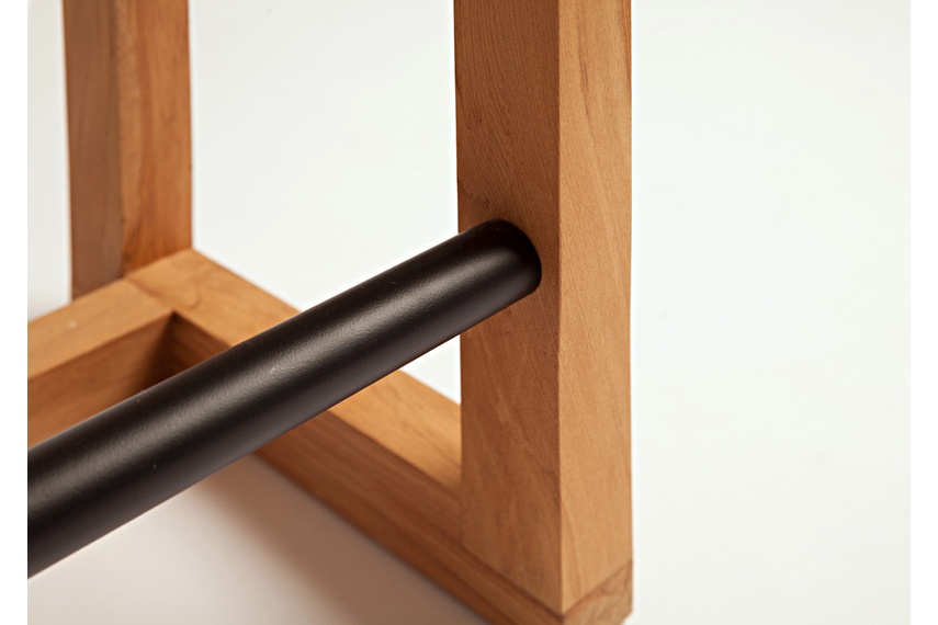 The Uno stool can be used either as a low sitting stool for café tables or as a full height leaner.