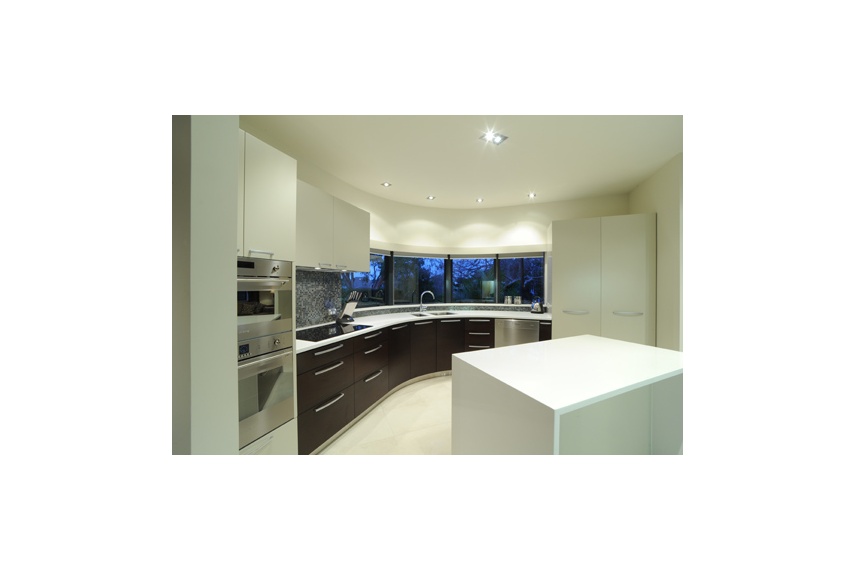 Glendowie Kitchen – quartz benchtop, ¼ cut American oak veneer and polyurethane paint