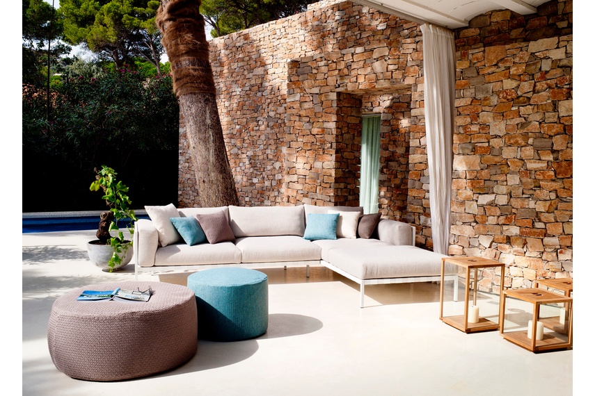 Thirteen different modules compose the outdoor sofa of your liking.