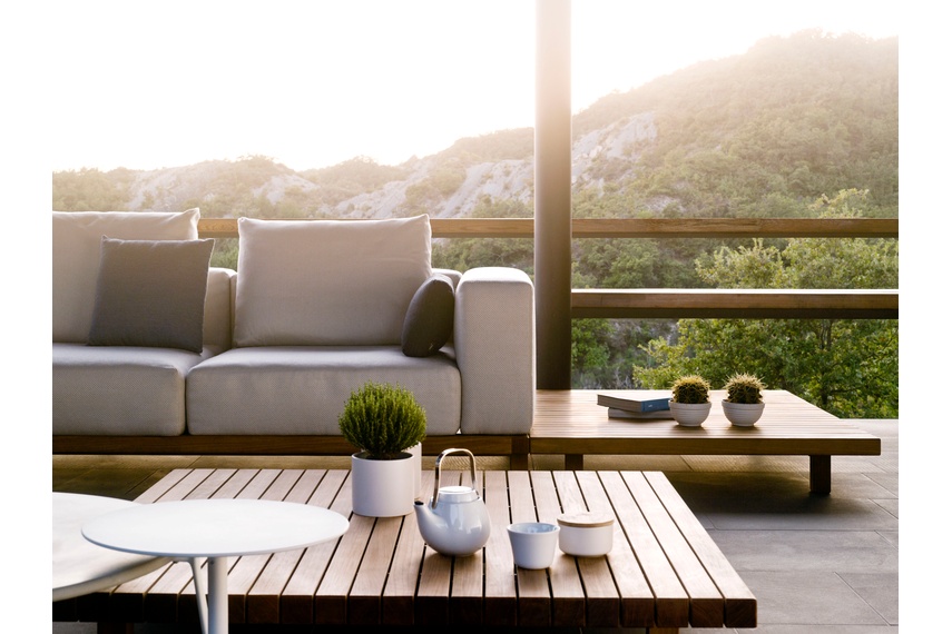 The Vis à Vis sofa offers a modular system in which endless compositions are possible.