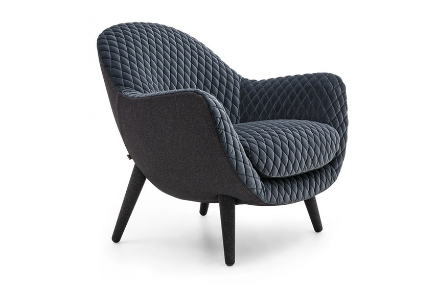 All Mad Queen chairs have large, soft dimensions, lightened by slender feet.